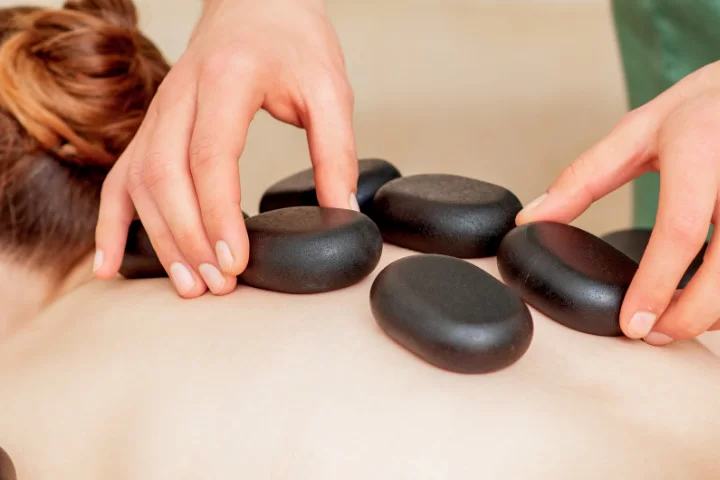 Studio Cibele Barcelos - Massagem Pedras